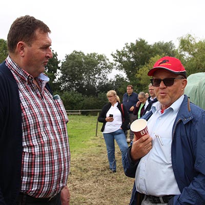 Auf dem Betrieb Ulrich Pflanz (Schlitz-Unter-Wegfurth):  Limousinzüchter bei der „Abstammungskontrolle“  